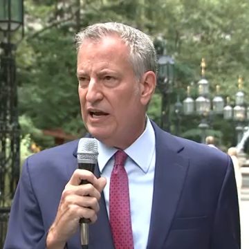NYC COVID: Der frühere Bürgermeister Bill de Blasio kritisiert die Reaktion des derzeitigen Bürgermeisters Eric Adams auf COVID