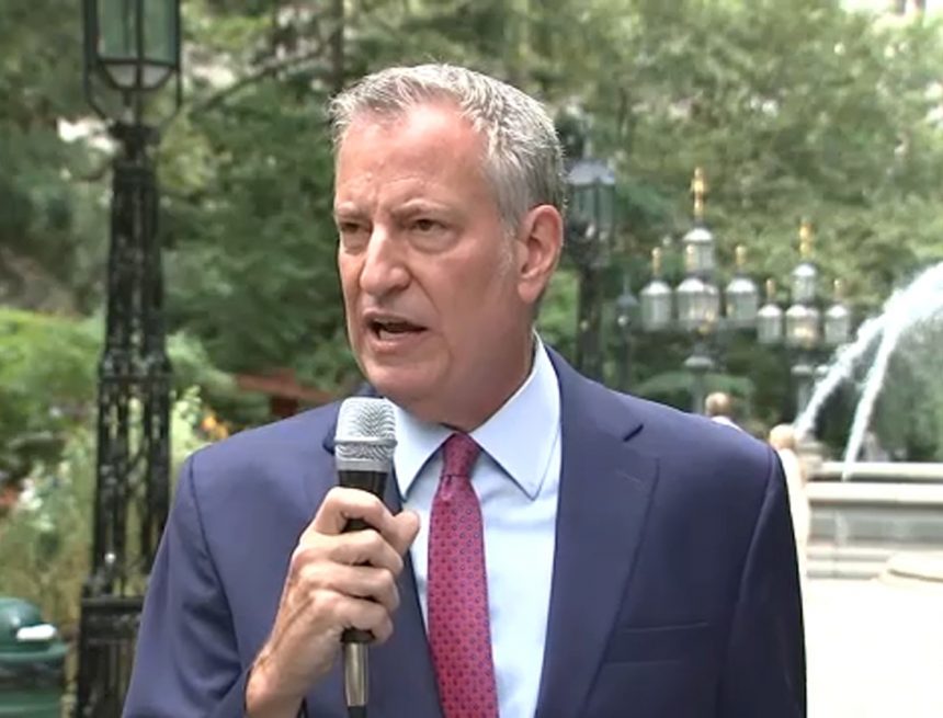 NYC COVID: Der frühere Bürgermeister Bill de Blasio kritisiert die Reaktion des derzeitigen Bürgermeisters Eric Adams auf COVID