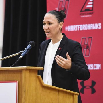 Morgan Valley, ehemaliger UConn-Frauenbasketballstar, aktueller Co-Trainer, begrüßt den kleinen Jungen