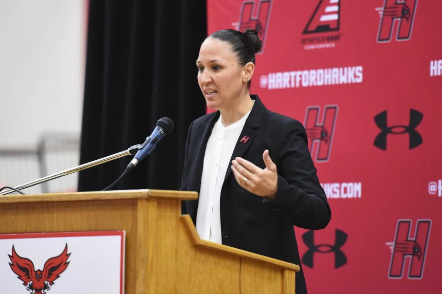 Morgan Valley, ehemaliger UConn-Frauenbasketballstar, aktueller Co-Trainer, begrüßt den kleinen Jungen