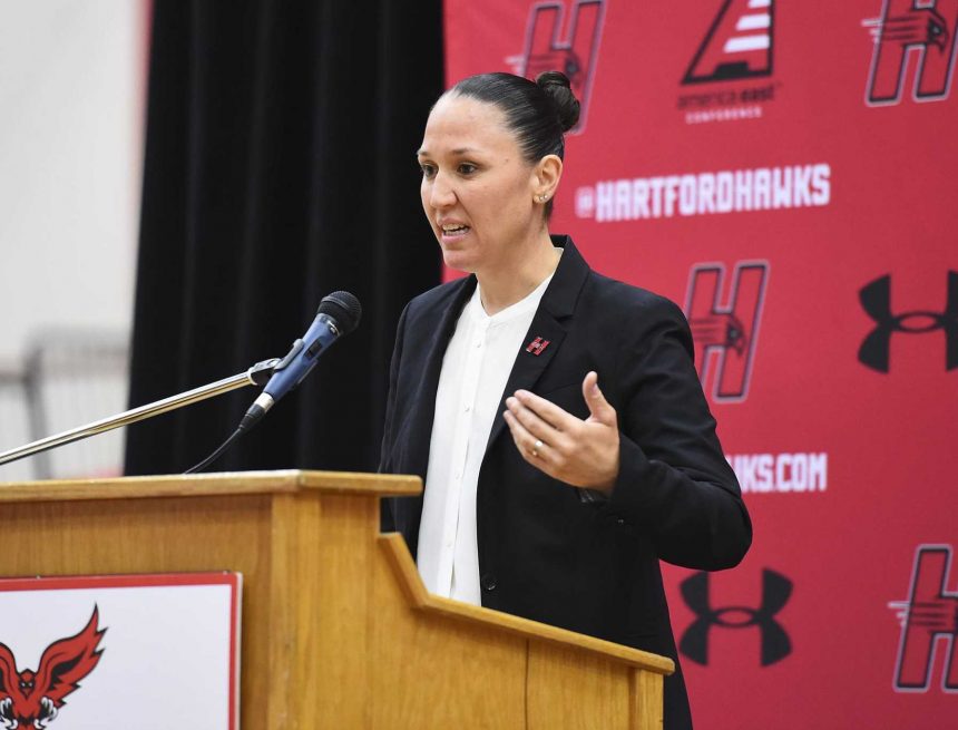 Morgan Valley, ehemaliger UConn-Frauenbasketballstar, aktueller Co-Trainer, begrüßt den kleinen Jungen