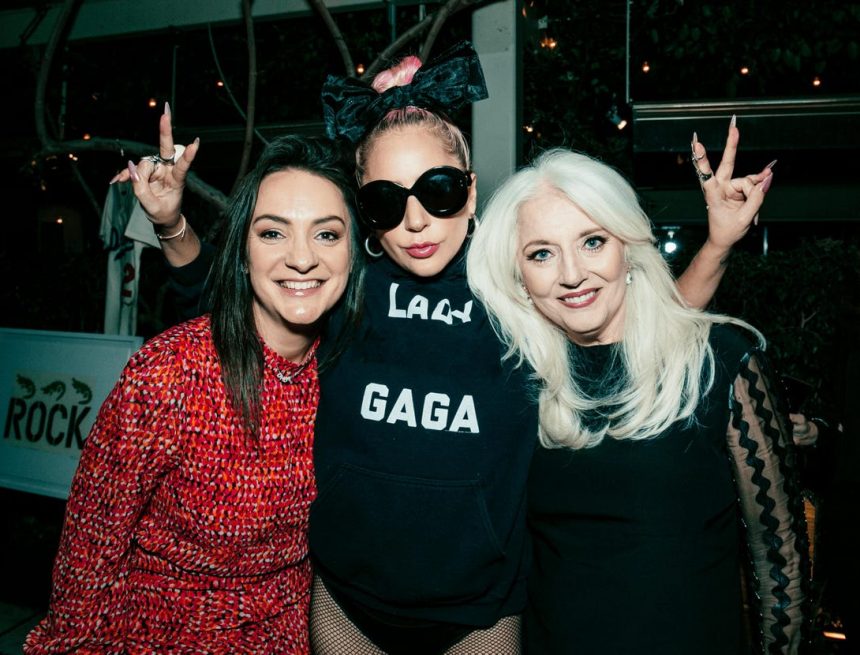 Wie Lady Gaga und ihre Mutter Cynthia Germanotta die psychische Gesundheit am Arbeitsplatz fördern