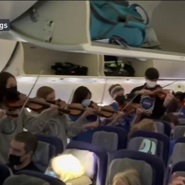 Kinderorchester bietet Bordunterhaltung für Flugzeug mit Verspätung auf dem Rollfeld – NBC New York