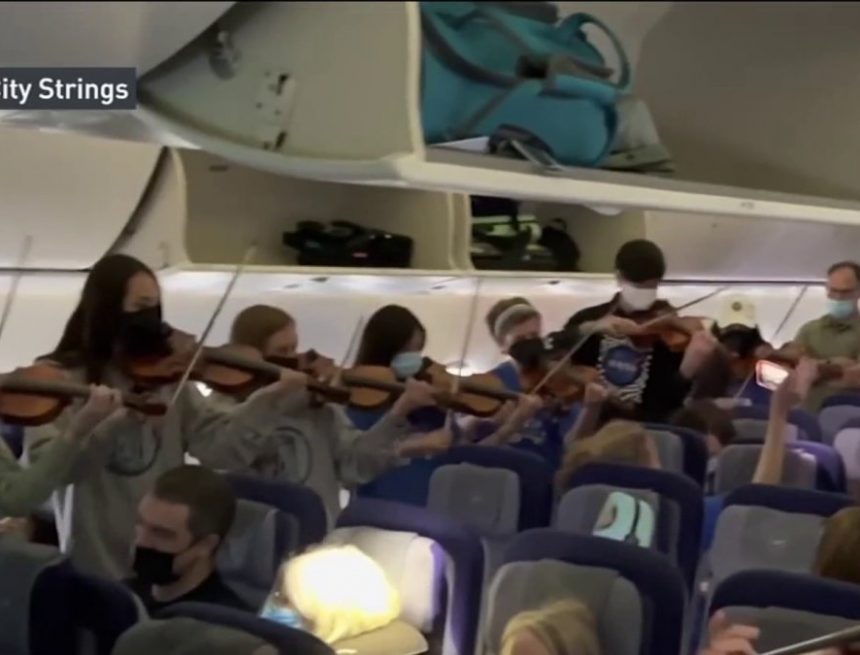 Kinderorchester bietet Bordunterhaltung für Flugzeug mit Verspätung auf dem Rollfeld – NBC New York