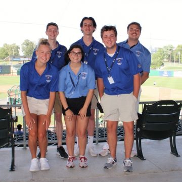 Freizeit- und Sportmanagement-Studenten helfen NWA Naturals, die Grundlagen an Spieltagen abzudecken