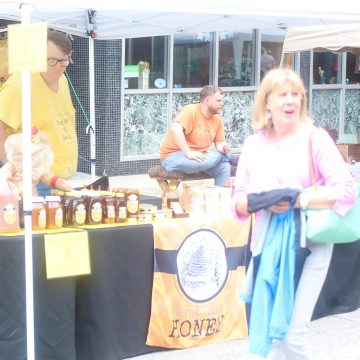 Regen verlangsamt den zweiten Sommermarkt der Stadt