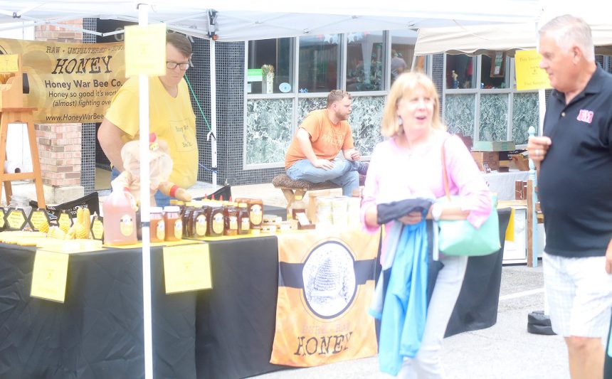 Regen verlangsamt den zweiten Sommermarkt der Stadt