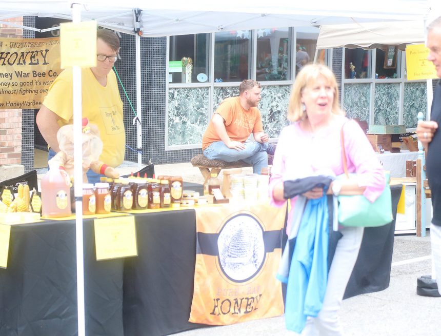 Regen verlangsamt den zweiten Sommermarkt der Stadt