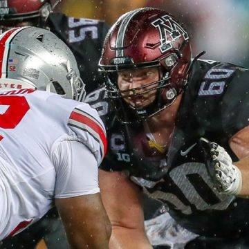 Schmitz wurde von Athlon Sports zum All-American der Vorsaison der ersten Mannschaft ernannt