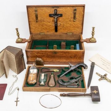 Mysteriöses „Vampirjäger-Kit“ für 15.600 Dollar versteigert