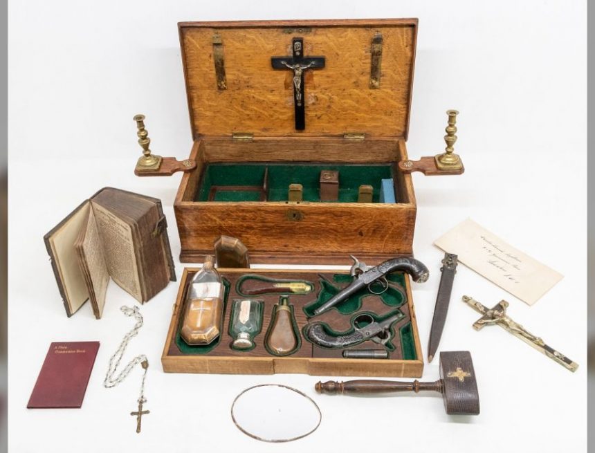 Mysteriöses „Vampirjäger-Kit“ für 15.600 Dollar versteigert