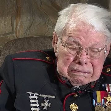 Ein Veteran des Zweiten Weltkriegs, der seinen 100. Geburtstag feiert, bricht zusammen, während er über den aktuellen Zustand Amerikas spricht