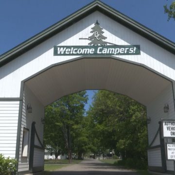 Das Bay Cliff Health Camp bringt Camper persönlich zurück