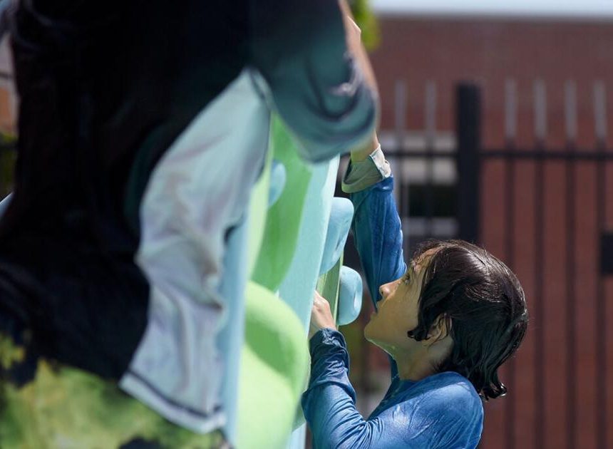 Alex Current, 12, links, wartet darauf, die Felswand zu erklimmen – Columbia Missourian