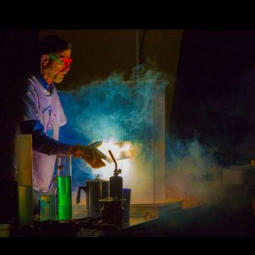 Ein berühmter Chemiker und beliebter Naturwissenschaftslehrer fasziniert die anderen Bewohner von Monarch Landing