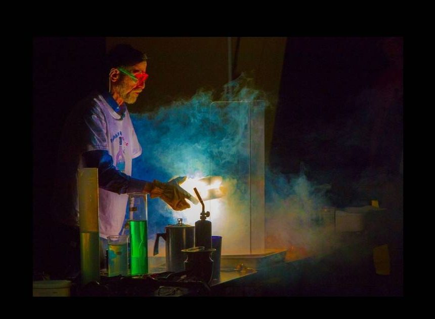 Ein berühmter Chemiker und beliebter Naturwissenschaftslehrer fasziniert die anderen Bewohner von Monarch Landing