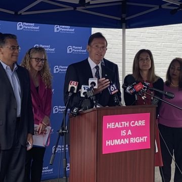 US-Gesundheitsminister verspricht bei CT-Besuch, für Abtreibungsrechte zu kämpfen