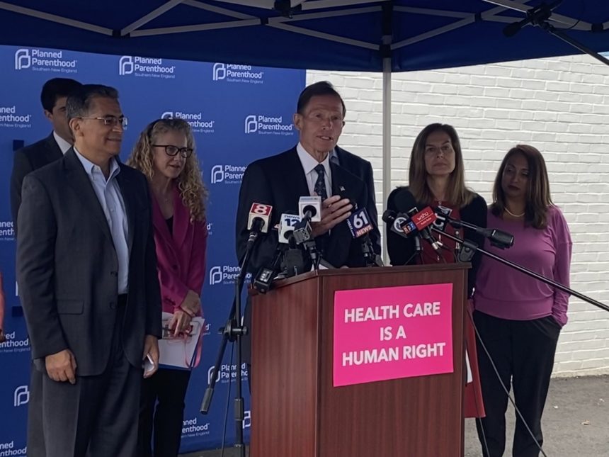 US-Gesundheitsminister verspricht bei CT-Besuch, für Abtreibungsrechte zu kämpfen