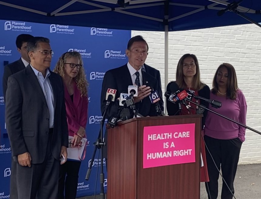 US-Gesundheitsminister verspricht bei CT-Besuch, für Abtreibungsrechte zu kämpfen