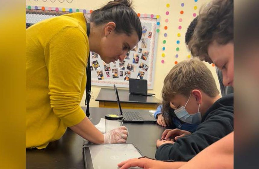 Der Lehrer möchte digitale Mikroskope für den naturwissenschaftlichen Unterricht