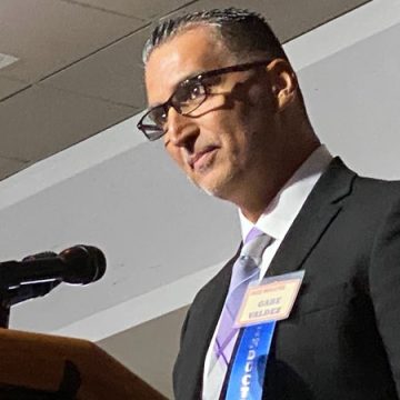 Der ehemalige Männer-Basketballspieler Gabriel Valdez wurde in die RGV Sports Hall of Fame aufgenommen