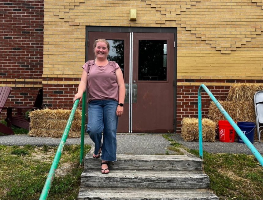 Ein ehemaliger Naturwissenschaftslehrer wird die Harpswell Charter School durch ein turbulentes Jahr führen