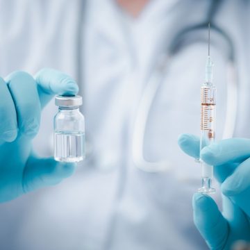 Wie könnten sich die bei der aktuellen Affenpockenvirus-Epidemie beobachteten genetischen Unterschiede auf die durch VACV-Impfstoffe induzierten Immunantworten auswirken?