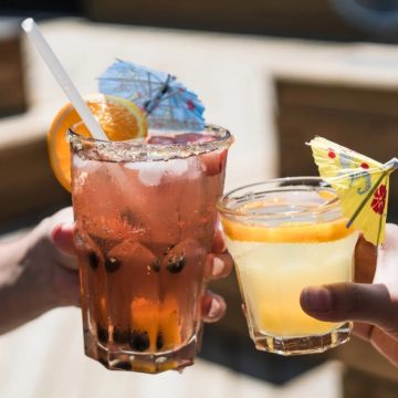 Laut einer Studie ist übermäßiger Alkoholkonsum gesundheitsschädlicher als ein Glas Alkohol am Tag