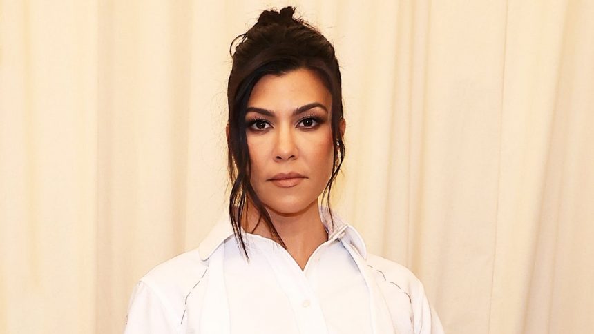 Kourtney Kardashian knallt Paparazzi während Travis Barkers Krankenhausaufenthalt