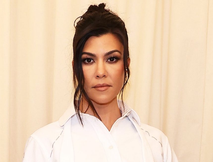 Kourtney Kardashian knallt Paparazzi während Travis Barkers Krankenhausaufenthalt