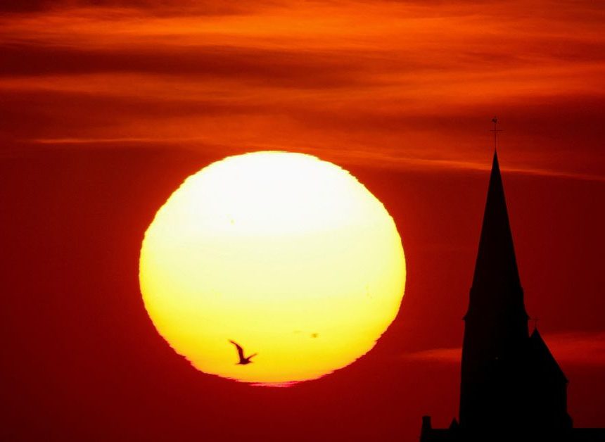 Gesundheitswarnungen herausgegeben, als Hitzewelle Europa versengt