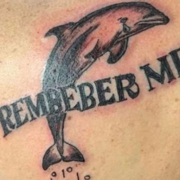 Ein gerissener Surf-Journalist löst ein Rätsel, das einer Sphinx ähnelt und einen offensichtlichen Fehler im Gedenktattoo des aktuellen Weltranglistenersten Filipe Toledo beinhaltet!
