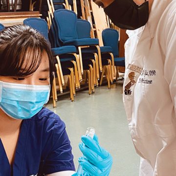 Pädagogen und Arbeitgeber führen neue medizinische Fachkräfte durch COVID