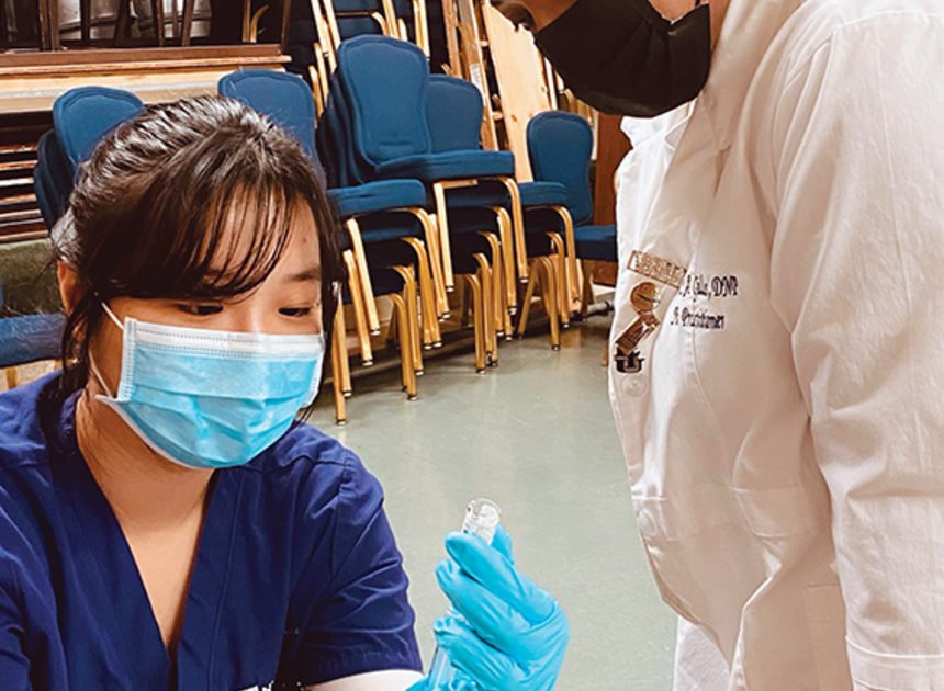 Pädagogen und Arbeitgeber führen neue medizinische Fachkräfte durch COVID