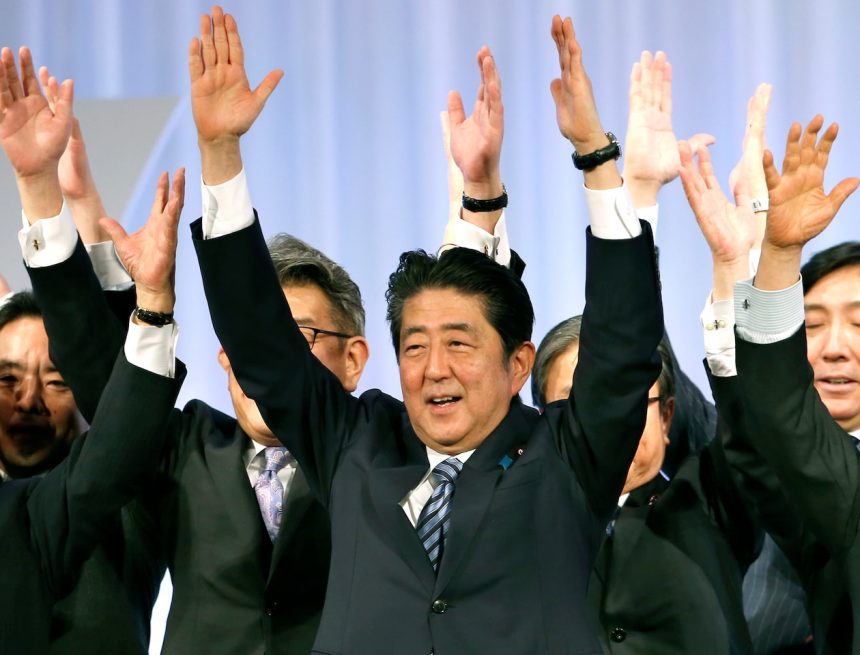 Abes kompliziertes Vermächtnis spielt für Japans derzeitigen Premierminister eine große Rolle