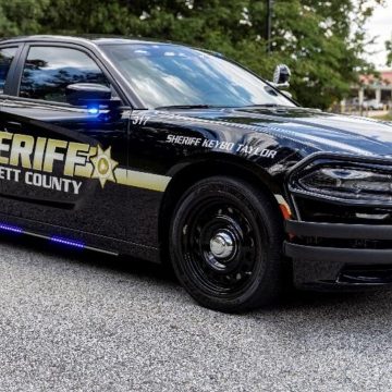Person wurde wegen „psychiatrischer Versorgung“ ins Krankenhaus eingeliefert, nachdem sie ihr Auto auf der I-85 verlassen hatte und sich einer Patrouille näherte