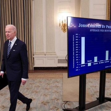 Mehrere aktuelle und ehemalige Helfer von Biden sagen, er bleibe seiner Arbeit verpflichtet und stellt gezielte Fragen, während einige Bedenken hinsichtlich seines Alters äußern: NYT