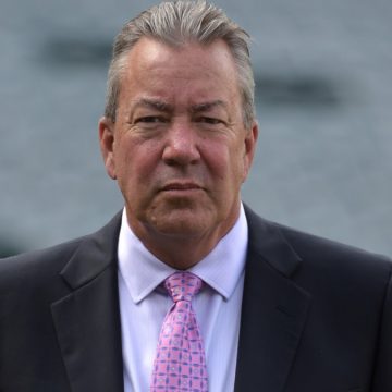 Twins-Sender Dick Bremer hat einen lustigen Anruf, nachdem er einen Stich verloren hat