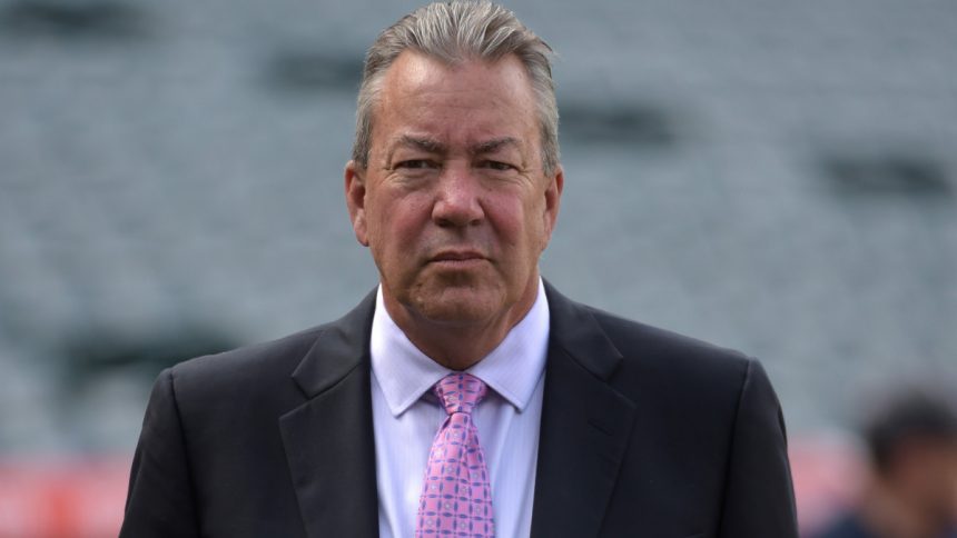 Twins-Sender Dick Bremer hat einen lustigen Anruf, nachdem er einen Stich verloren hat
