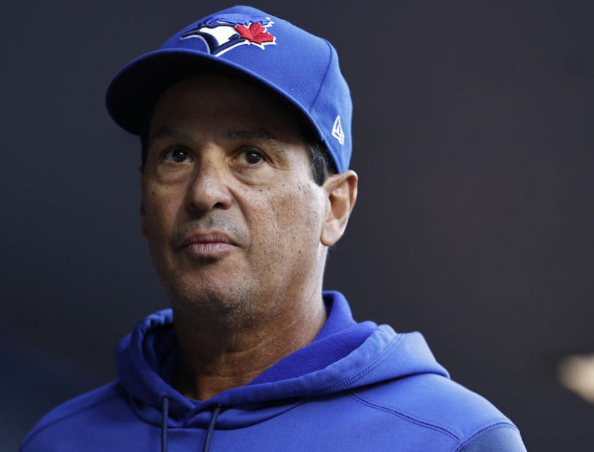 Blue Jays-Feuerwehrmann Charlie Montoyo inmitten einer enttäuschenden Saison Blue Jays-Feuerwehrmann Charlie Montoyo inmitten einer enttäuschenden Saison