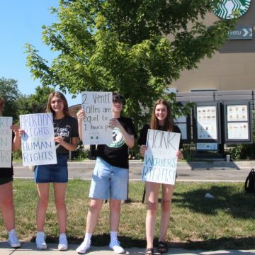 Unabhängigkeit Starbucks-Arbeiter streiken wegen der Drohung des Unternehmens, die Krankenversicherung zu kürzen |  KCUR 89.3