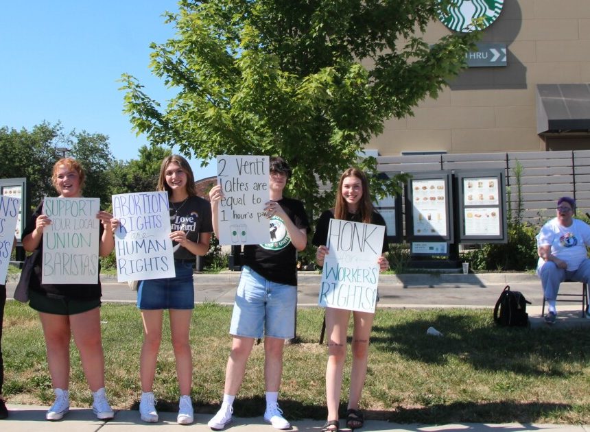 Unabhängigkeit Starbucks-Arbeiter streiken wegen der Drohung des Unternehmens, die Krankenversicherung zu kürzen |  KCUR 89.3