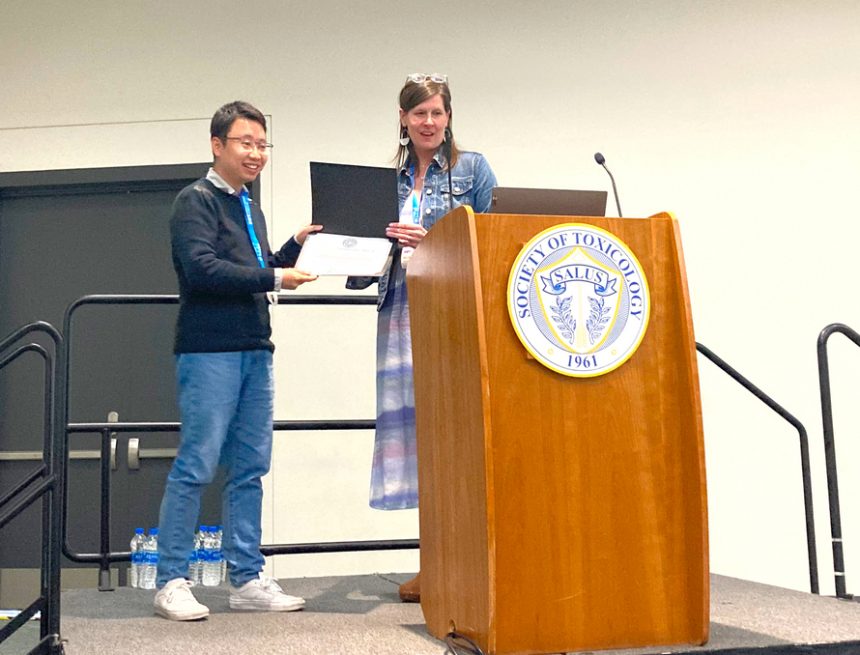 Die Professoren der School of Public Health, Dr. Li Li und Dr. Dingsheng Li, erhalten angesehene Auszeichnungen für Umwelt und Gesundheit